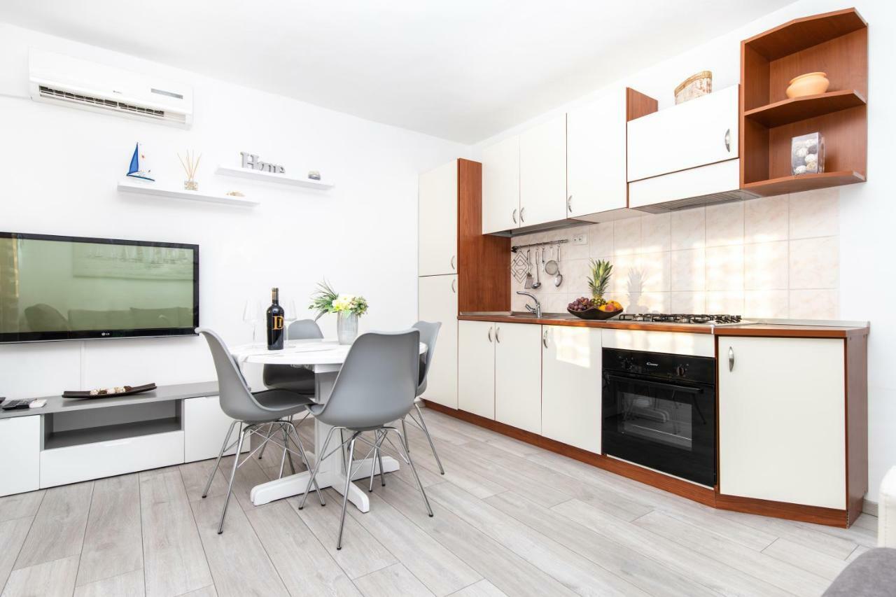 Apartamento Apartman Topic Kaštela Exterior foto